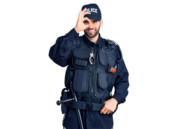 Sakallı Polis Üniforması Giyen Hareketleriyle Gülümseyen Mutlu Yüzüyle Parmaklarının Arasından — Stok fotoğraf
