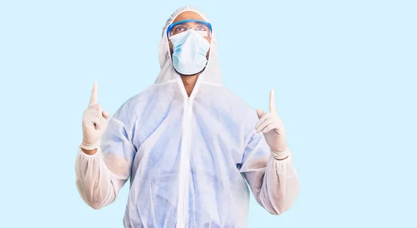 Jonge Spaanse Man Draagt Doktersbescherming Coronavirus Uniform Medisch Masker Verbaasd — Stockfoto