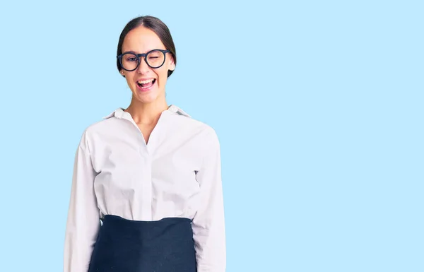 Mooie Brunette Jonge Vrouw Dragen Professionele Serveerster Schort Knipperen Kijken — Stockfoto