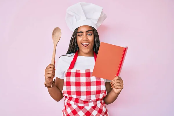 Молода Афроамериканська Жінка Плечима Професійному Фартусі Пекарського Фартуха Читає Кулінарний — стокове фото