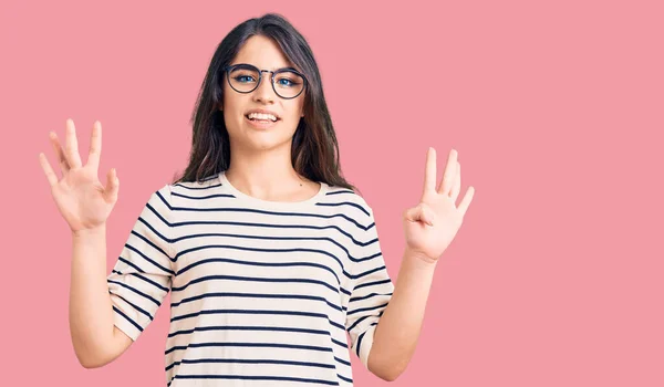 Esmer Sıradan Kıyafetler Gözlük Takan Genç Kız Dokuz Numaralı Parmaklarını — Stok fotoğraf