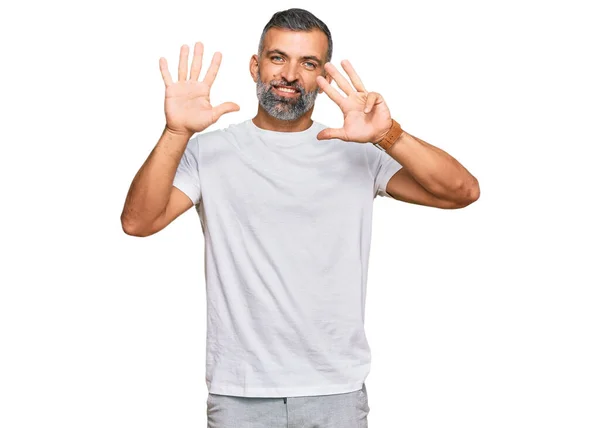 Středního Věku Hezký Muž Sobě Ležérní Bílé Tričko Ukazuje Ukazuje — Stock fotografie