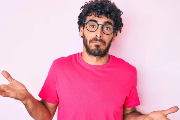 Bello Giovane Uomo Con Capelli Ricci Orso Indossa Abiti Casual — Foto Stock