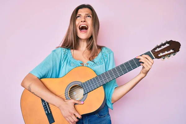 Güzel Beyaz Bir Kadın Klasik Gitar Çalıyor Kızgın Kızgın Bağırıyor — Stok fotoğraf