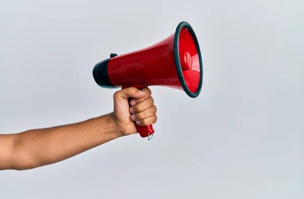 Hand Eines Hispanischen Mannes Mit Megafon Über Isoliertem Weißem Hintergrund — Stockfoto