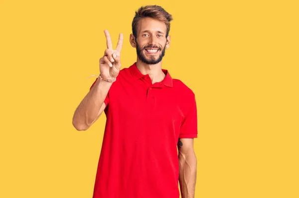 Knappe Blonde Man Met Baard Casual Kleding Tonen Wijzen Met — Stockfoto