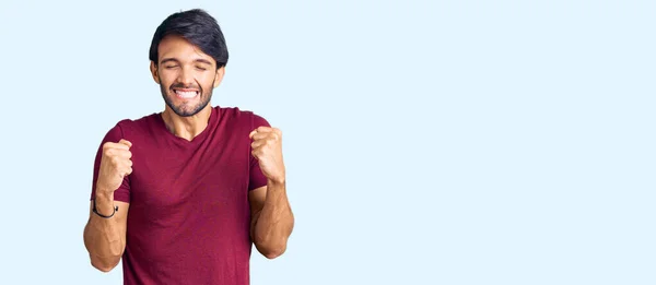 Hombre Hispano Guapo Vistiendo Ropa Casual Emocionado Por Éxito Con — Foto de Stock