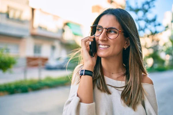 Beyaz Kadın Gülümsüyor Şehirdeki Akıllı Telefondan Konuşuyor — Stok fotoğraf