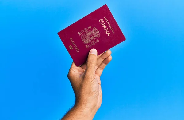 Ruka Hispánského Muže Držícího Španělský Pas Izolovaném Modrém Pozadí — Stock fotografie