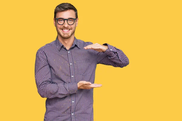 Hombre Caucásico Guapo Que Usa Ropa Casual Gafas Que Hacen —  Fotos de Stock