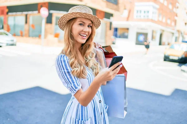 Genç Güzel Alışverişçi Kadın Gülümseyerek Markete Gidiyor Alışveriş Torbaları Tutuyor — Stok fotoğraf