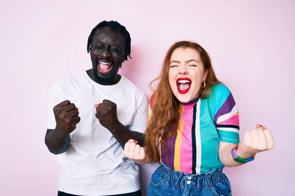 Interracial Par Bär Casual Kläder Firar Förvånad Och Förvånad Över — Stockfoto