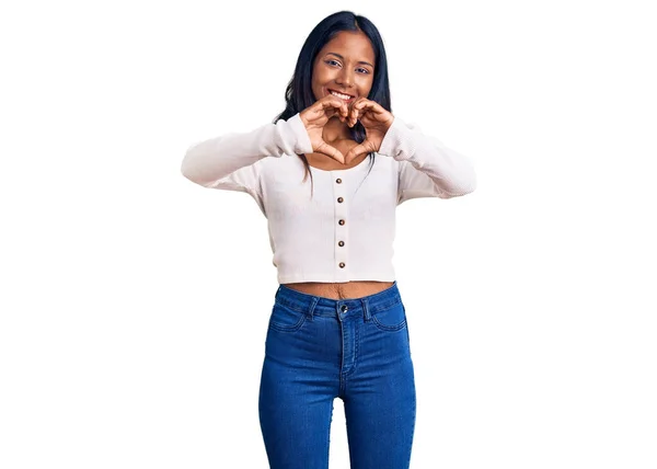 Menina Indiana Jovem Vestindo Roupas Casuais Sorrindo Amor Fazendo Forma — Fotografia de Stock