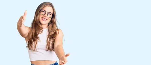 Hermosa Mujer Joven Caucásica Con Ropa Casual Gafas Mirando Cámara — Foto de Stock