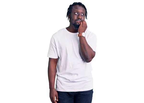 Mladý Africký Američan Copánky Sobě Nenucené Bílé Tričko Vypadá Vystresovaně — Stock fotografie