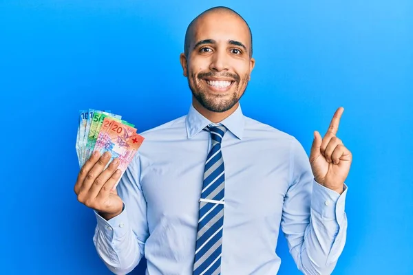 Hombre Negocios Adulto Hispano Sosteniendo Billetes Franco Suizos Sonriendo Feliz — Foto de Stock