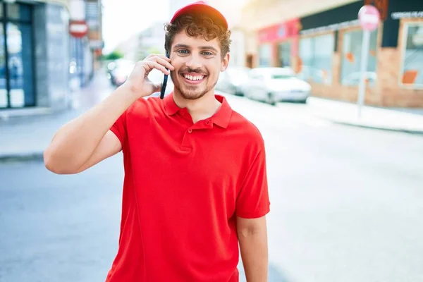 Jovem Homem Entrega Caucasiano Sorrindo Feliz Ter Conversa Falando Smartphone — Fotografia de Stock