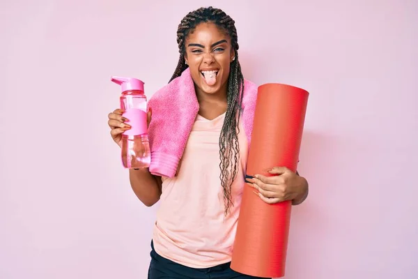 Junge Afrikanisch Amerikanische Sportlerin Mit Zöpfen Die Yogamatte Herausstreckende Zunge — Stockfoto