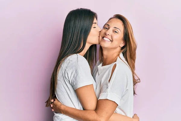 Mooie Latino Moeder Dochter Glimlachen Gelukkig Knuffelen Kussen Geïsoleerde Roze — Stockfoto