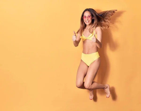 Young Beautiful Girl Wearing Bikini Sunglasses Smiling Happy Jumping Smile — Stock Photo, Image