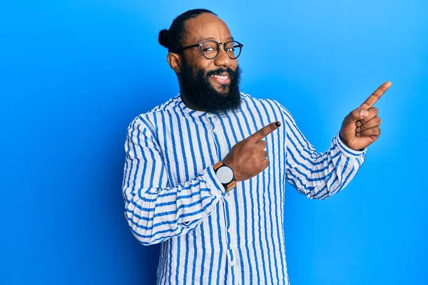 Jovem Afro Americano Vestindo Estilo Negócios Sorrindo Olhando Para Câmera — Fotografia de Stock