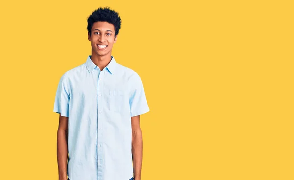 Jovem Afro Americano Vestindo Roupas Casuais Com Sorriso Feliz Legal — Fotografia de Stock