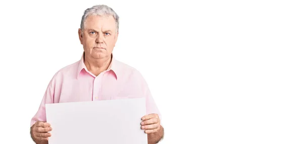 Homem Cabelos Grisalhos Sênior Segurando Atitude Pensamento Banner Vazio Branco — Fotografia de Stock