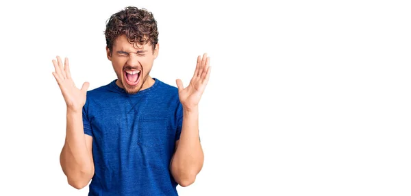 Homem Bonito Jovem Com Cabelo Encaracolado Vestindo Roupas Casuais Celebrando — Fotografia de Stock