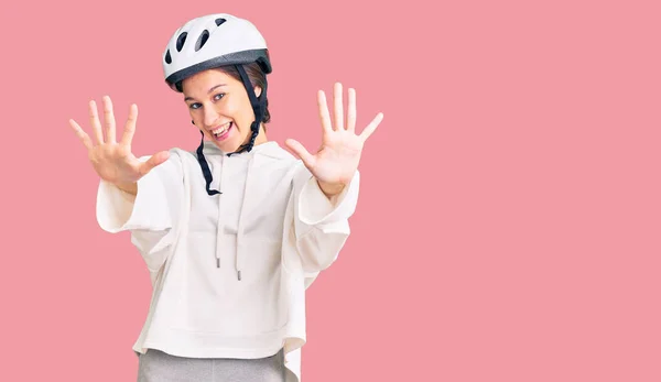 Beautiful Brunette Young Woman Wearing Bike Helmet Sporty Clothes Showing — Stock fotografie