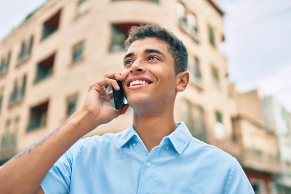 Jeune Homme Latino Souriant Heureux Parler Sur Smartphone Marche Ville — Photo