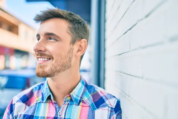 Joven Hombre Caucásico Sonriendo Feliz Apoyado Pared Ciudad —  Fotos de Stock