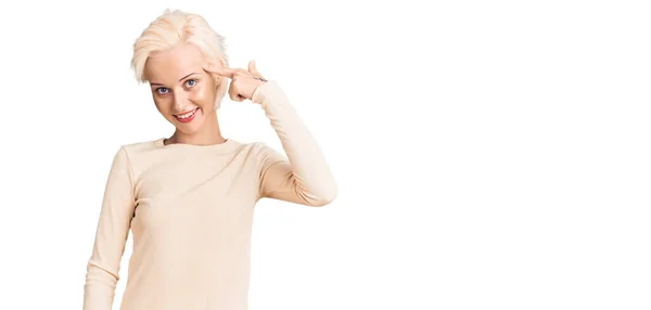 Ung Blond Kvinna Bär Casual Kläder Ler Pekar Huvudet Med — Stockfoto