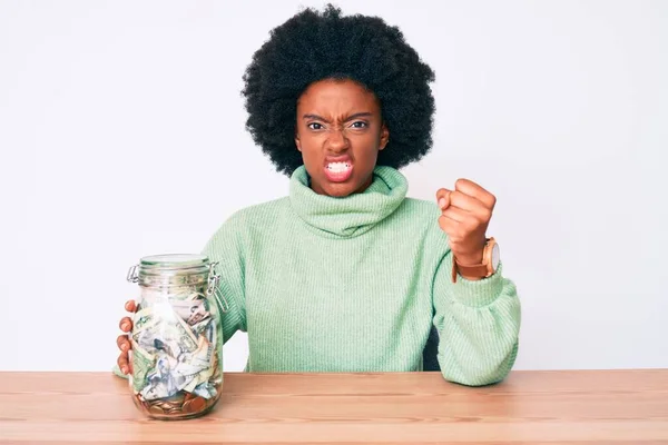 Молода Афроамериканка Тримає Банку Заощадженнями Роздратованими Розчарованими Криками Від Гніву — стокове фото