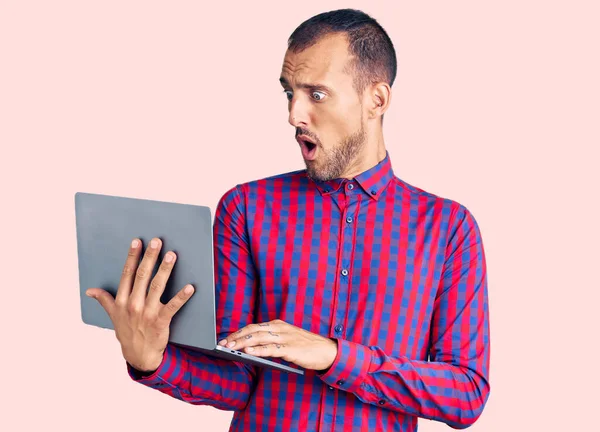 Junger Gutaussehender Mann Arbeitet Mit Computer Laptop Verängstigt Und Erstaunt — Stockfoto