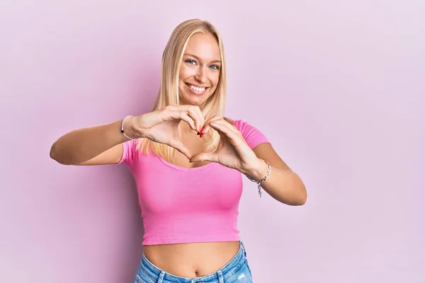 Chica Rubia Joven Con Ropa Casual Sonriendo Amor Haciendo Símbolo —  Fotos de Stock