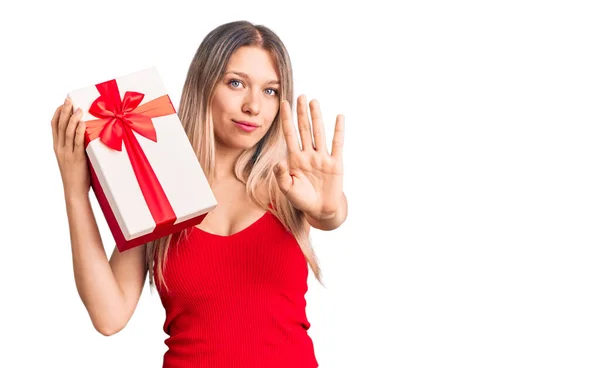 Jong Mooi Blond Vrouw Houden Geschenk Met Open Hand Doen — Stockfoto