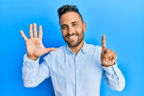 Homem Bonito Com Barba Vestindo Roupas Casuais Mostrando Apontando Para — Fotografia de Stock