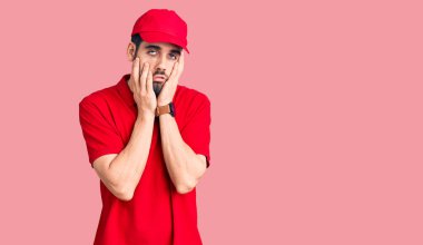 Sakallı, üniformalı, yakışıklı bir genç adam. Elleri yorulmuş. Yüzü, depresyonu ve üzüntüyü gizliyor. 