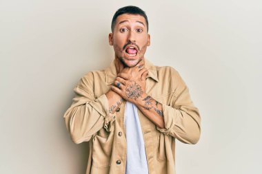 Dövmeleri olan, sıradan kahverengi kot ceket giyen, bağıran ve boğulan yakışıklı bir adam. Çünkü acı verici bir şekilde boğulmuş. Sağlık problemi. Boğulma ve intihar konsepti. 