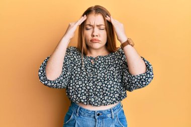 Saçları çiçek desenli tişört giyen genç ve güzel bir kadın. Başı ağrıyor çünkü stres altında. migren ağrısı. 