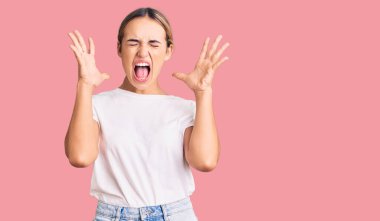 Genç, güzel, sarışın bir kadın gündelik beyaz tişört giyip başarının çılgınlığını kutluyor. Kollarını kaldırmış, gözlerini kapatmış heyecanlı çığlıklar atıyor. Kazanan konsept 