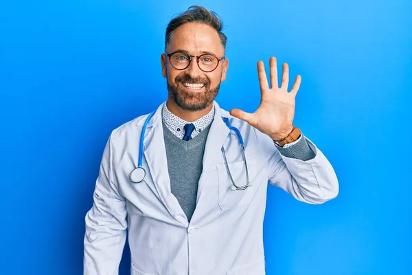 Guapo Hombre Mediana Edad Vistiendo Uniforme Médico Estetoscopio Mostrando Señalando — Foto de Stock