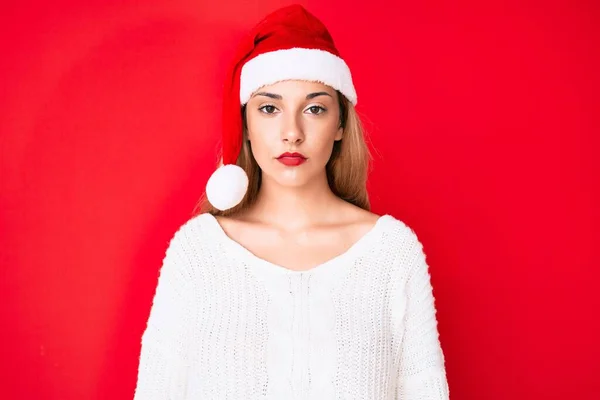 Jovem Morena Usando Chapéu Natal Com Expressão Séria Rosto Simples — Fotografia de Stock