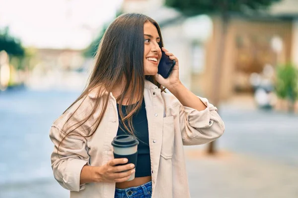 잠꾸러기 소녀는 스마트폰으로 행복하게 이야기하며 마시는 것으로 도시에서 커피를 빼앗아 — 스톡 사진