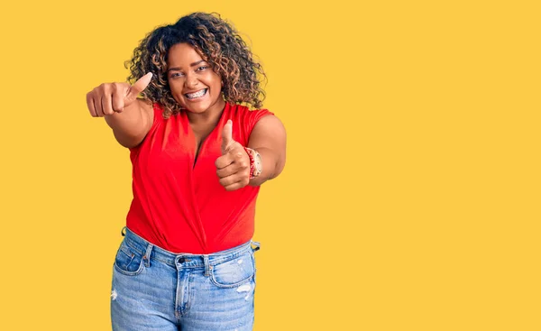 Joven Afroamericana Mujer Talla Grande Con Estilo Casual Con Camisa —  Fotos de Stock