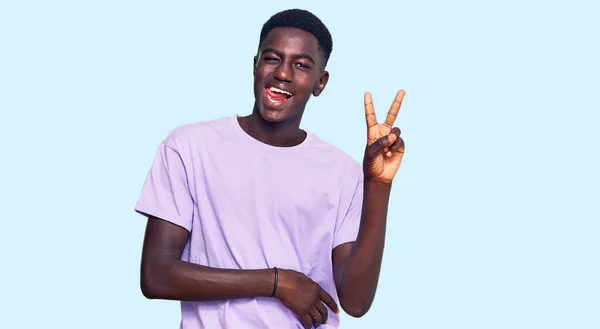 Joven Hombre Afroamericano Vistiendo Ropa Casual Sonriendo Con Cara Feliz — Foto de Stock