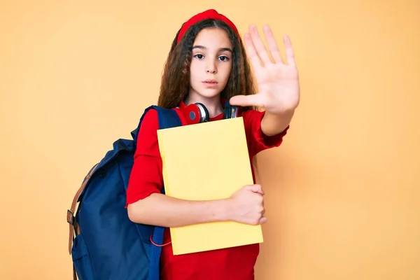 Menina Criança Hispânica Bonito Vestindo Mochila Estudante Fones Ouvido Segurando — Fotografia de Stock