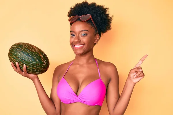 Genç Afro Amerikalı Kadın Bikini Giyiyor Elinde Kavun Gülümsüyor — Stok fotoğraf