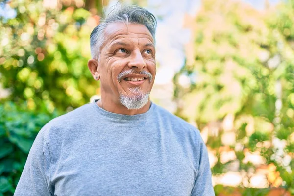 Homem Hispânico Cabelos Grisalhos Meia Idade Sorrindo Feliz Parque — Fotografia de Stock