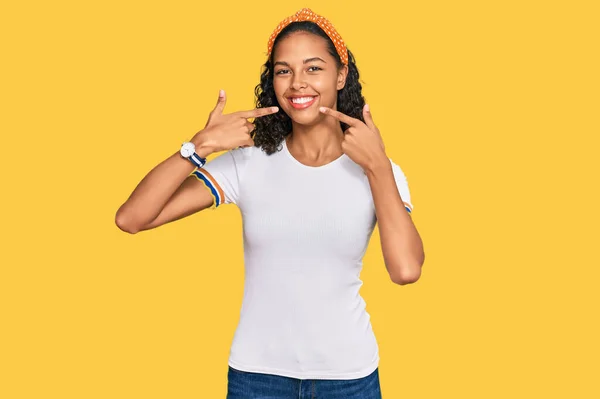 Mladá Afroameričanka Neformálním Oblečení Veselým Úsměvem Ukazujícím Ukazujícím Prsty Zuby — Stock fotografie